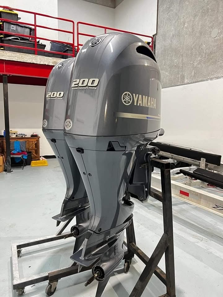 Twin Yamaha 200 HP 4 Stroke Outboard Motor Engine