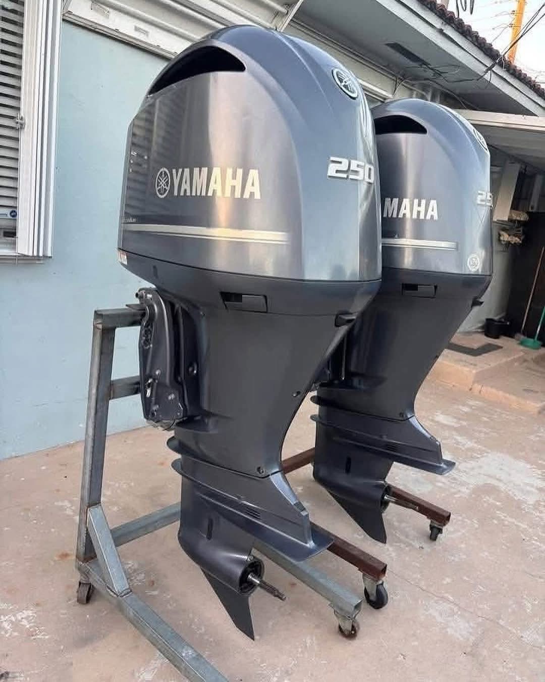 Twin Yamaha 250 HP 4 Stroke Outboard Motor Engine