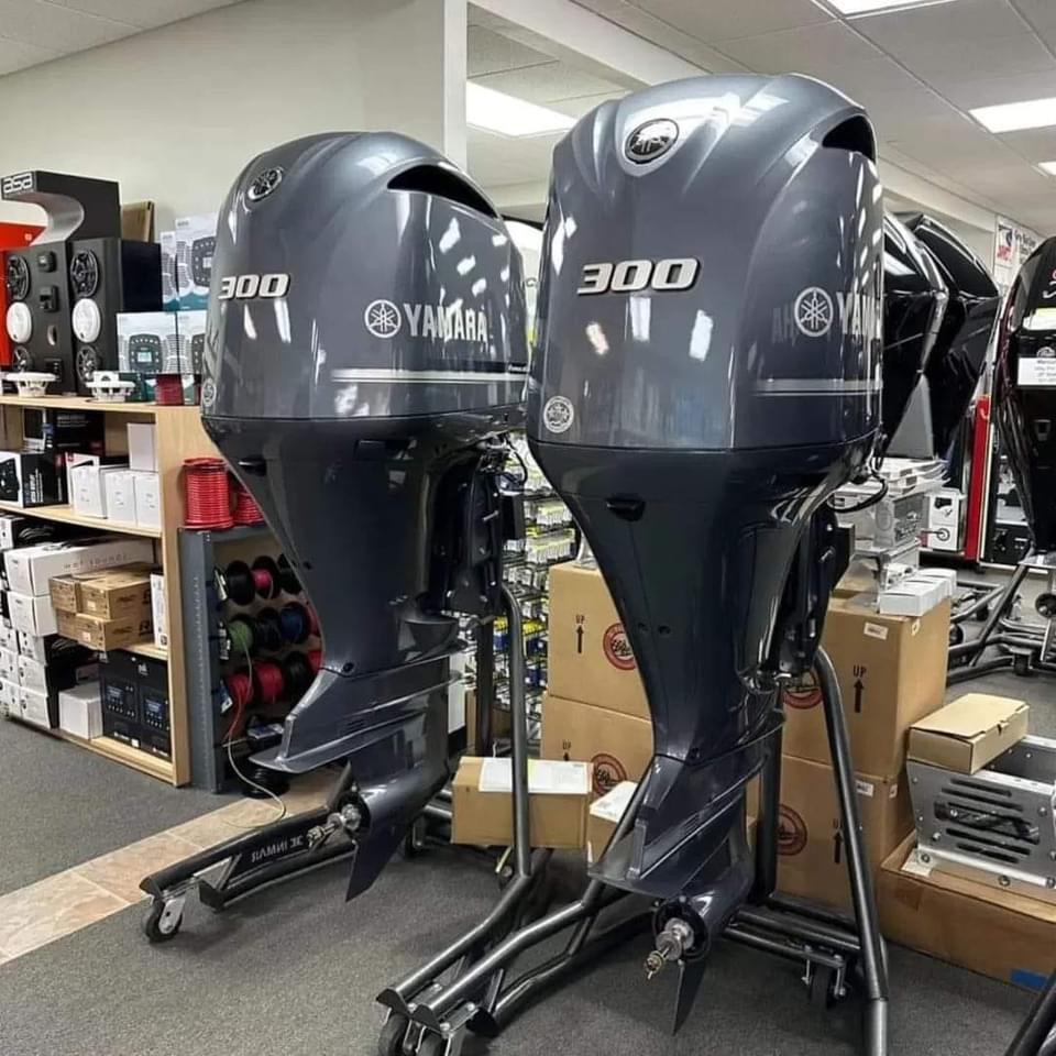 Twin Yamaha 300 HP 4 Stroke Outboard Motor Engine